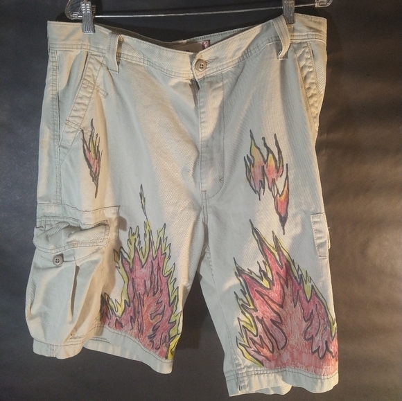 Flames Art Levi's Custom Graffiti Style Skater Khaki Cargo Shorts - Picture 2 of 4